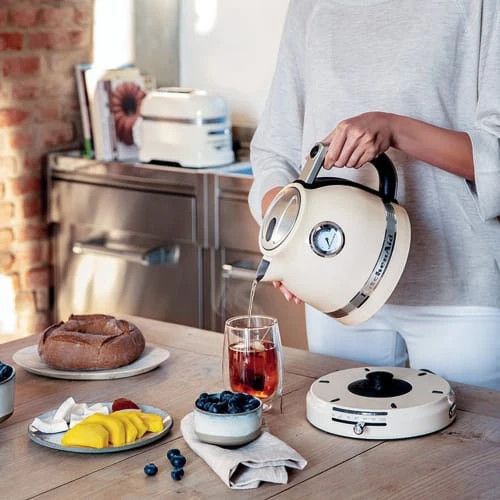 KitchenAid Bouilloire 1.5l Crème En Métal Beige 5 KitchenAid Bouilloire 1.5l Crème En Métal Beige – Image 3