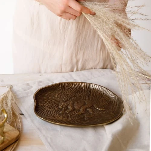 Artesa Plat En Relief Avec Motif Léopard En Aluminium Doré 4 Artesa Plat En Relief Avec Motif Léopard En Aluminium Doré – Image 2