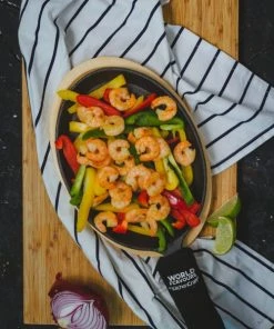 World Of Flavours Poêle à Fajita En Fonte Avec Plateau De Service En Bois-noir -Chef&Sommelier-boutique poele a fajita en fonte avec plateau de service en bois noir 1