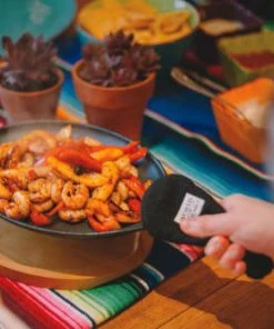 World Of Flavours Poêle à Fajita En Fonte Avec Plateau De Service En Bois-noir -Chef&Sommelier-boutique poele a fajita en fonte avec plateau de service en bois noir 3